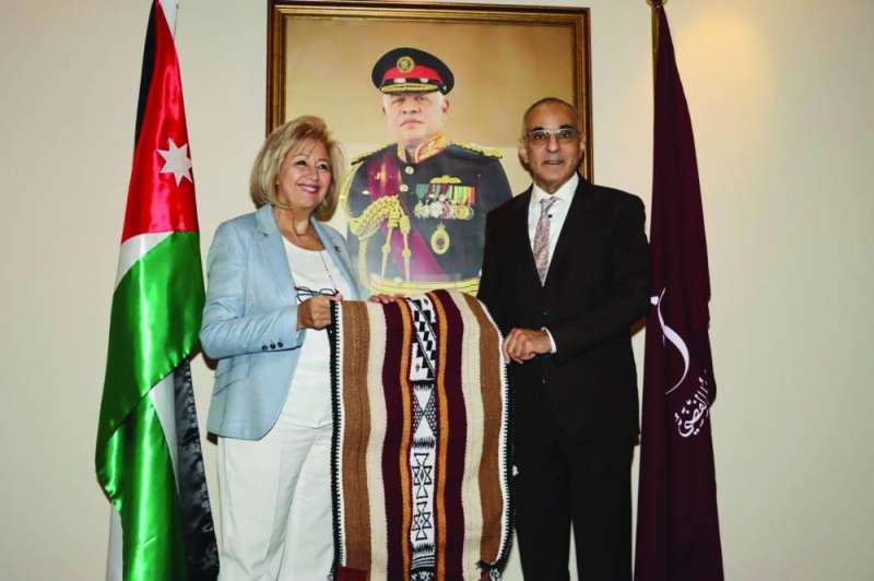 


الجسار مُقدماً للنجار أحد أعمال السدو الكويتية 