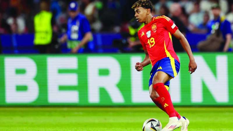 مدرب برشلونة يُشيد بـ«الرائع» يامال