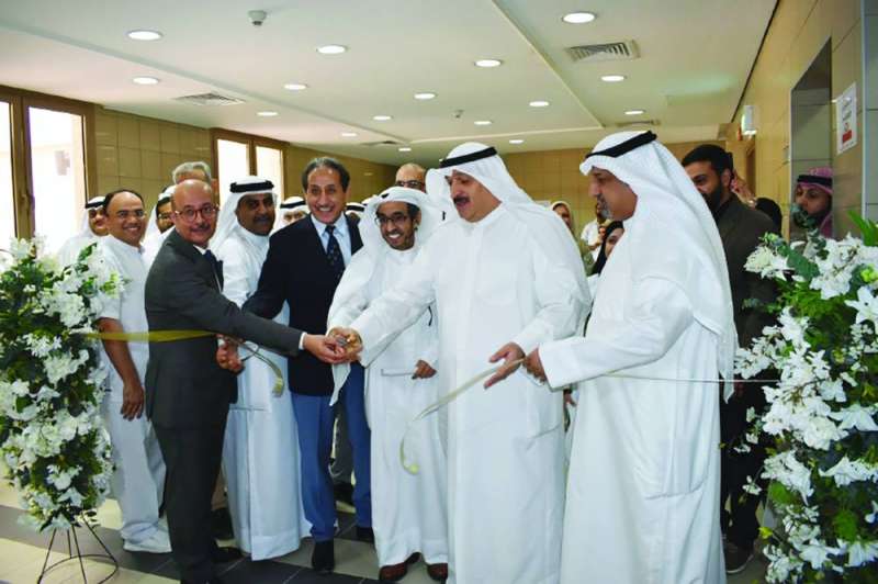 وزير الصحة يقص شريط افتتاح وحدة غسيل الكلى 