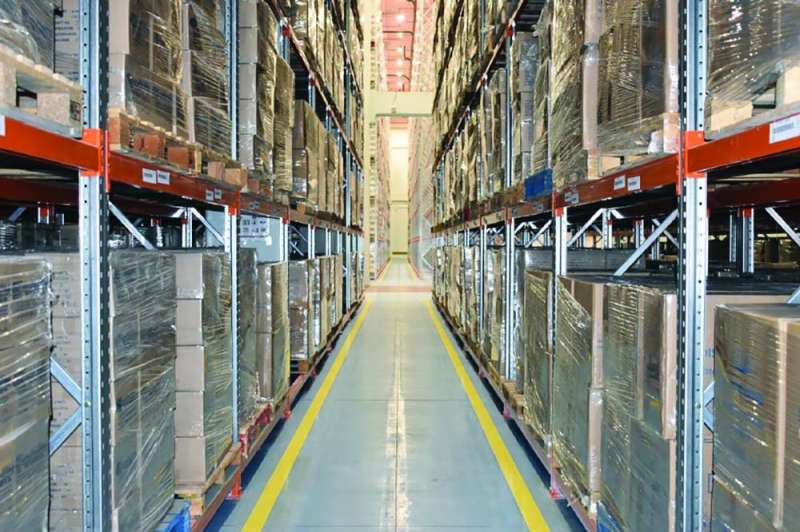 جانب من المستودعات