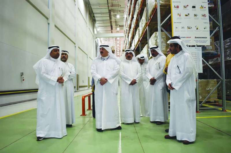 العوضي خلال الجولة داخل المستودعات الطبية 