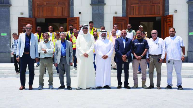 ممثلو «السكنية» والهيئات الحكومية والشركة مع عدد من الهندسين والإشرافيين في المشروع