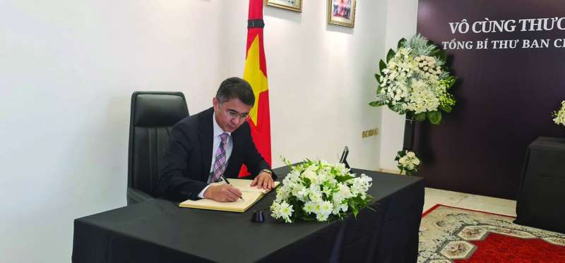 سفير أوزبكستان يُدوّن في سجل التعازي