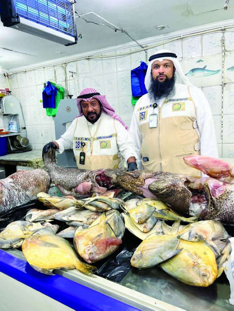 


مفتشان يعاينان الأسماك 