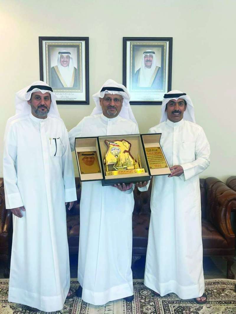 


وفد النقابة يقدم درعاً للوزير العمر 