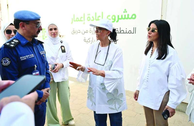 الأحمد والمشعان وممثل «الإطفاء» خلال الجولة
(تصوير أسعد عبدالله)