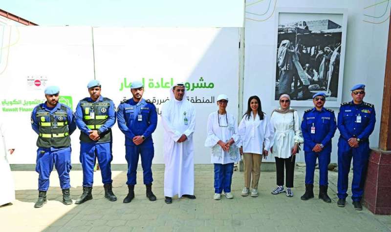 لقطة جماعية للأحمد والمشعان مع ممثلي الجهات المشاركة 