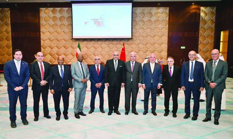 صورة جماعية لعدد من السفراء الحضور
