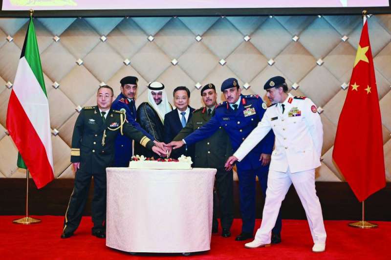 المشعل مشاركاً السفير الصيني وقيادات عسكرية قص قالب الحلوى