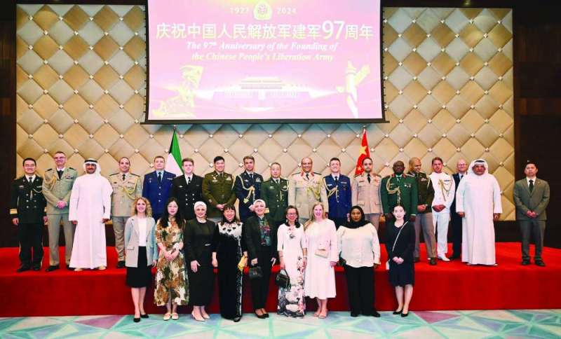  مشاركون من العسكريين والدبلوماسيين في صورة تذكارية في الحفل