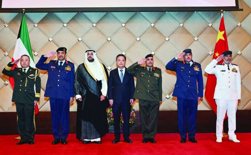 وكيل وزارة الدفاع والسفير الصيني يتوسطان قيادات عسكرية خلال افتتاح الاحتفال
(تصوير أسعد عبدالله)