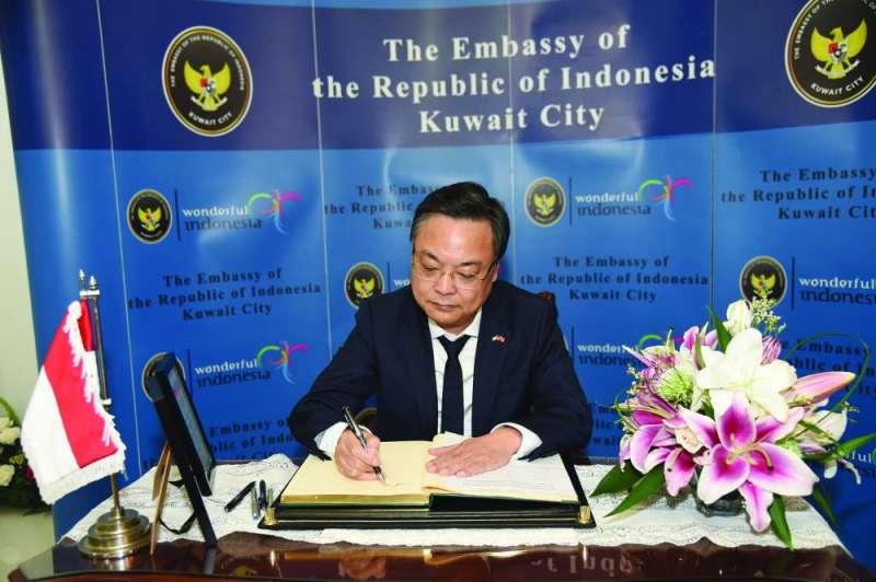 السفير الصيني مدوناً تعزيته 