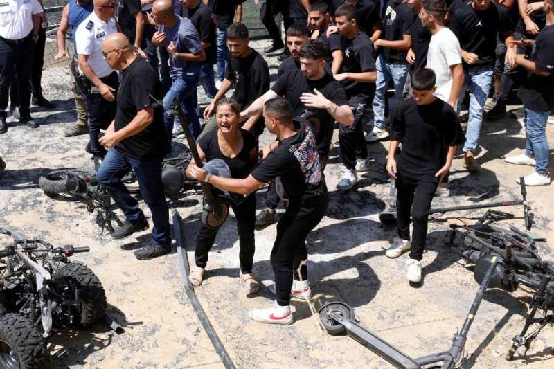 محتجون يرفضون زيارة نتنياهو لبلدة مجدل شمس أمس (أ ف ب)