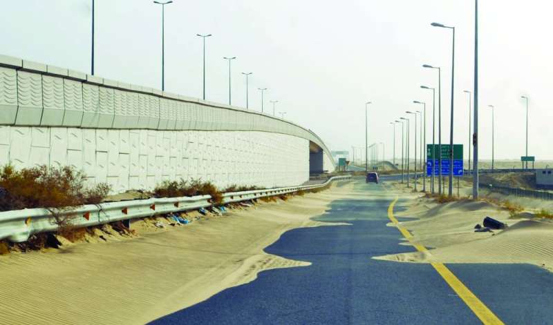 


أكوام من رمال السافي على جانبي الطريق 