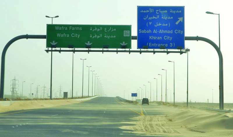 رمال السافي تحتل طريق مزارع الوفرة  (تصوير سعود سالم)