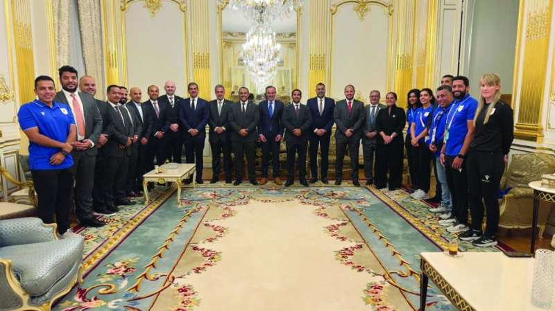 


السفير محمد الجديع متوسطاً أعضاء وفد الكويت 