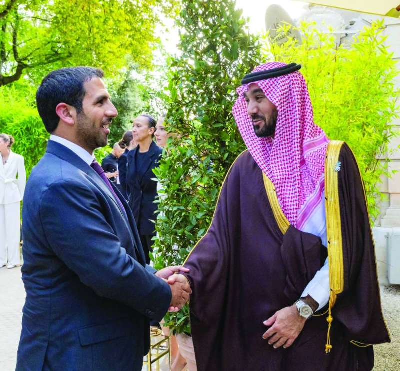 


فهد الناصر مصافحاً عبدالعزيز بن تركي 