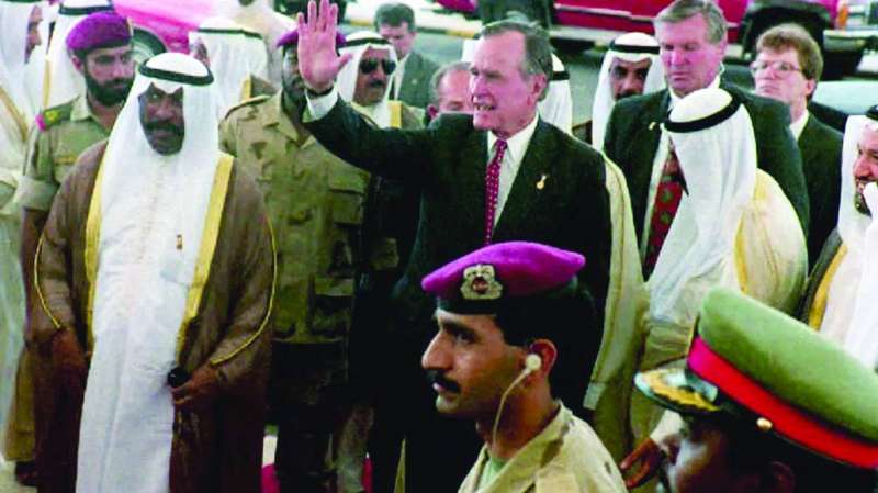 


جورج بوش الأب لدى زيارته للكويت بعد التحرير وفي استقباله الشيخ سعد العبدالله 