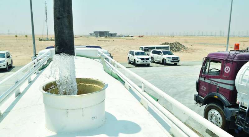 


مياه عذبة تتدفق في خزان الشاحنة 