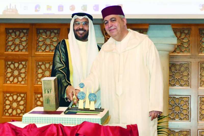 


المضف مشاركاً السفير المغربي قص قالب الحلوى 