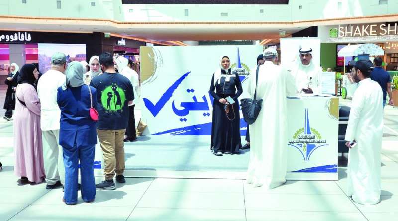 جانب من معرض القبول الارشادي للتطبيقي في الأفنيوز (تصوير سعود سالم)