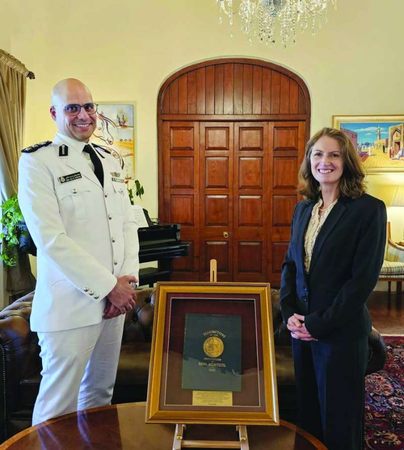 السفيرة لويس مستقبلة العقيد عاشور