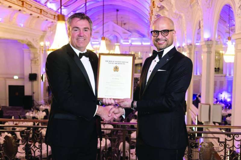 عاشور متسلماً شهادة اللقب 