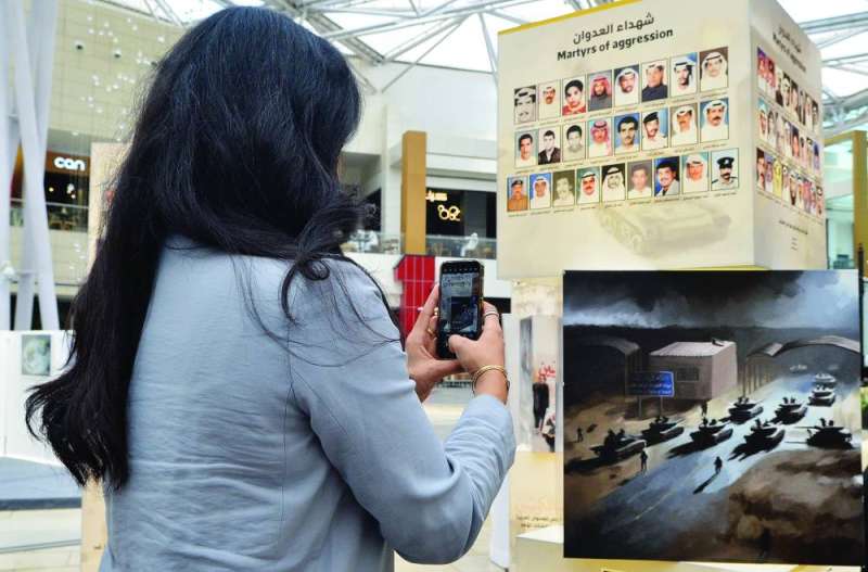 


شابة أمام صور الشهداء 