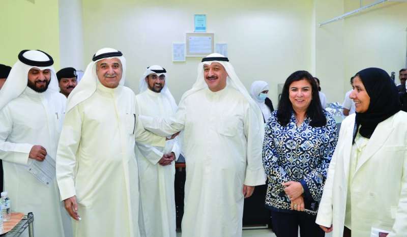 العوضي والرضوان خلال الجولة في بنك الدم 