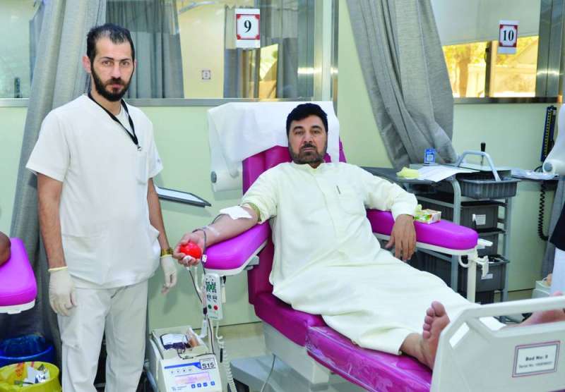 


أحد المتبرعين خلال الحملة 