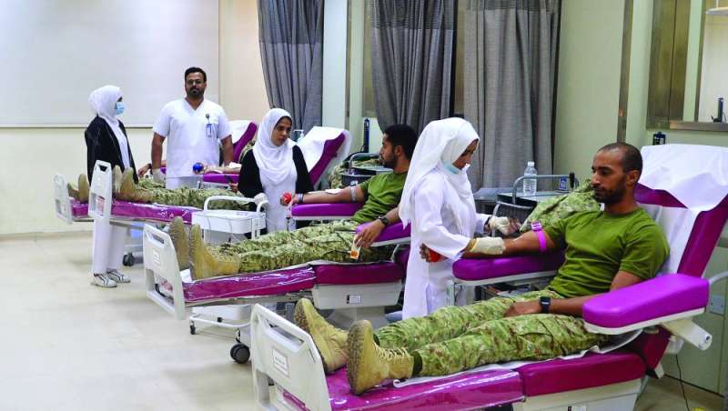 إقبال من عناصر الحرس على التبرع 