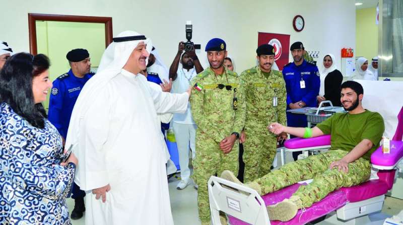 العوضي والرضوان خلال تفقد المتبرعين
(تصوير سعود سالم)