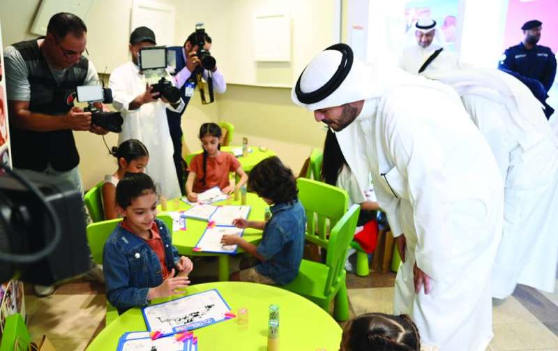 


المحافظ جائلاً على معرض الأطفال 