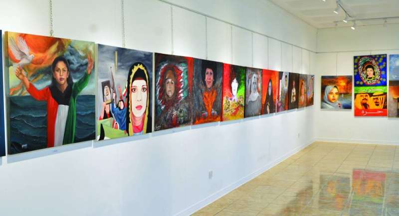 


الجدران متوشحة بالأعمال الفنية الوطنية 