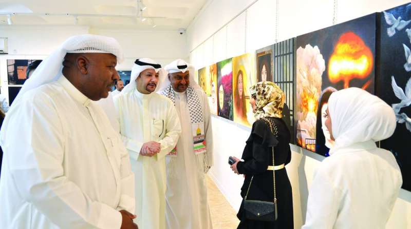 


نبيل الفيلكاوي وعنبر وليد وعبدالكريم الهندي... يستمعون لشرح إحدى الفنانات 