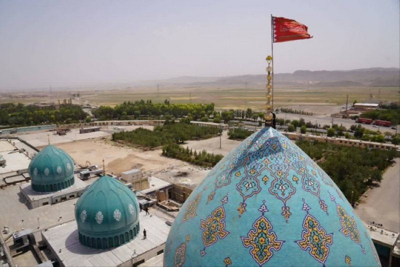 إيران رفعت «علم الثأر» الأحمر على قبة مسجد جمكران في مدينة قم بعد اغتيال هنية