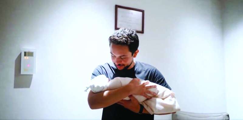 


الأمير الحسين بن عبدالله يؤذّن في أذن ابنته في لقطة من مقطع فيديو 