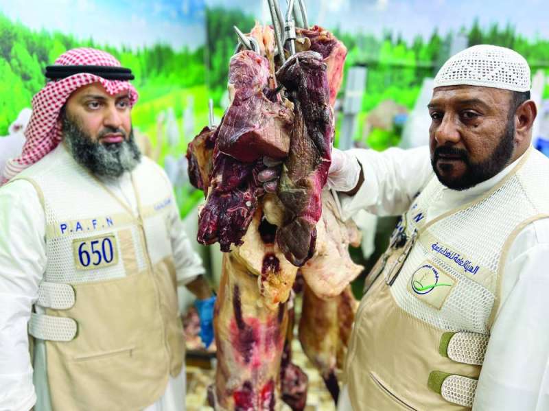 


مفتشان يعرضان لحوماً فاسدة 