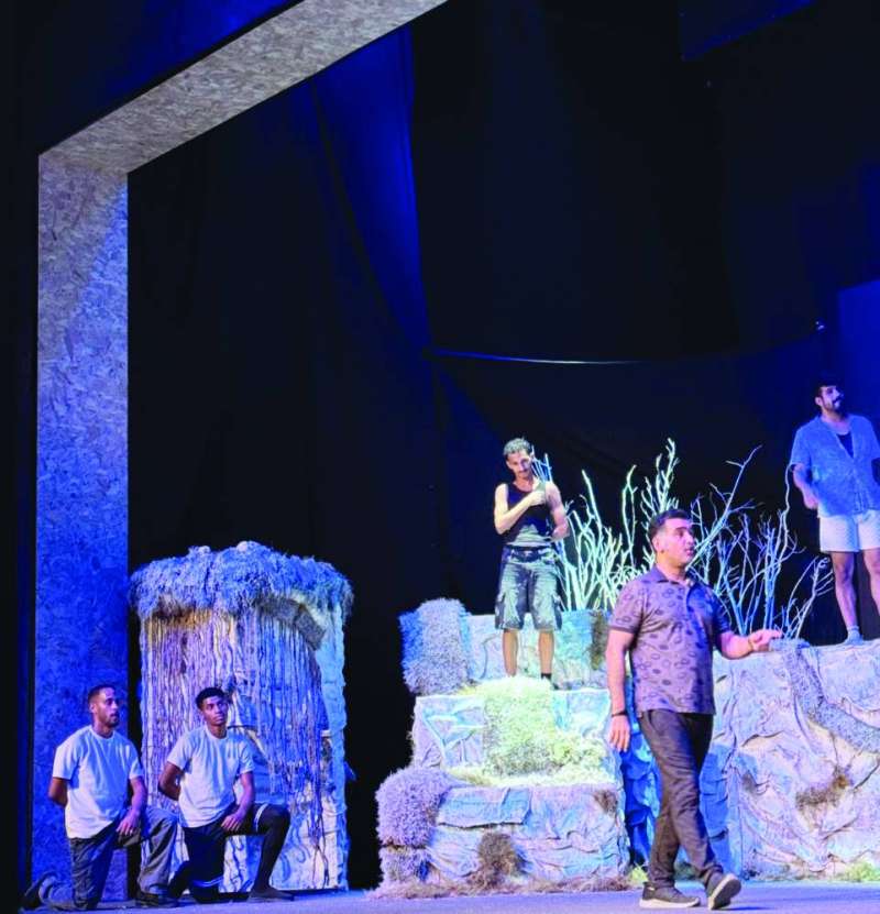 


أحمد إيراج في «البروفات»... مع بعض المشاركين 