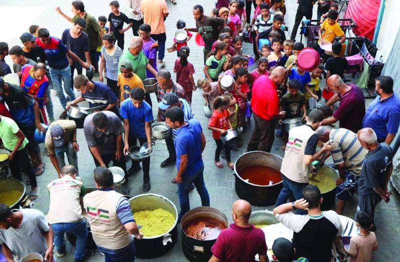 


توزيع المواد الغذائية على النازحين في غزة 