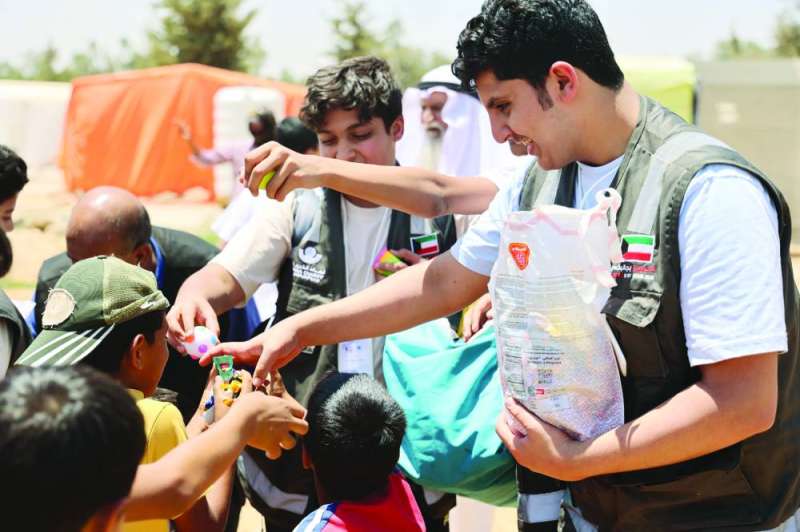  مشاركة المتطوعين الكويتيين في توزيع المساعدات بالأردن