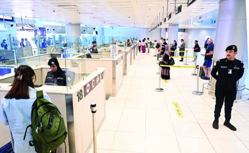 مطار الكويت على أهبة الاستعداد لاستقبال العائدين من إجازة الصيف
 (تصوير أسعد عبدالله)