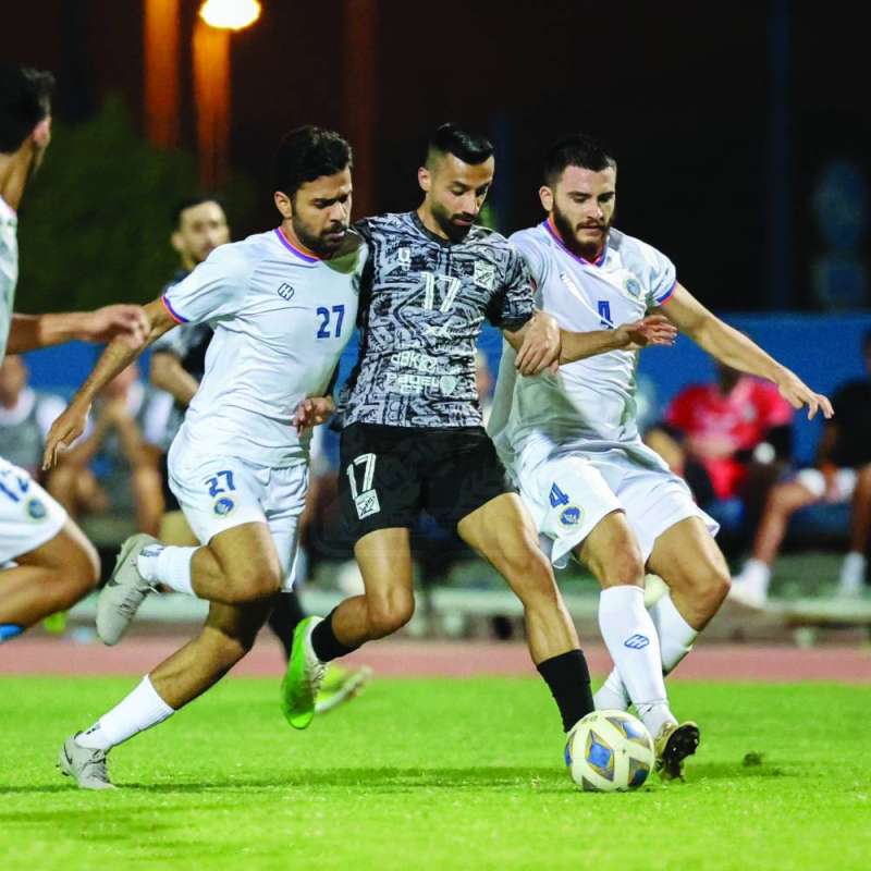 


لاعب «الأخضر» علي خلف في المباراة أمام برقان       	 (موقع النادي العربي) 