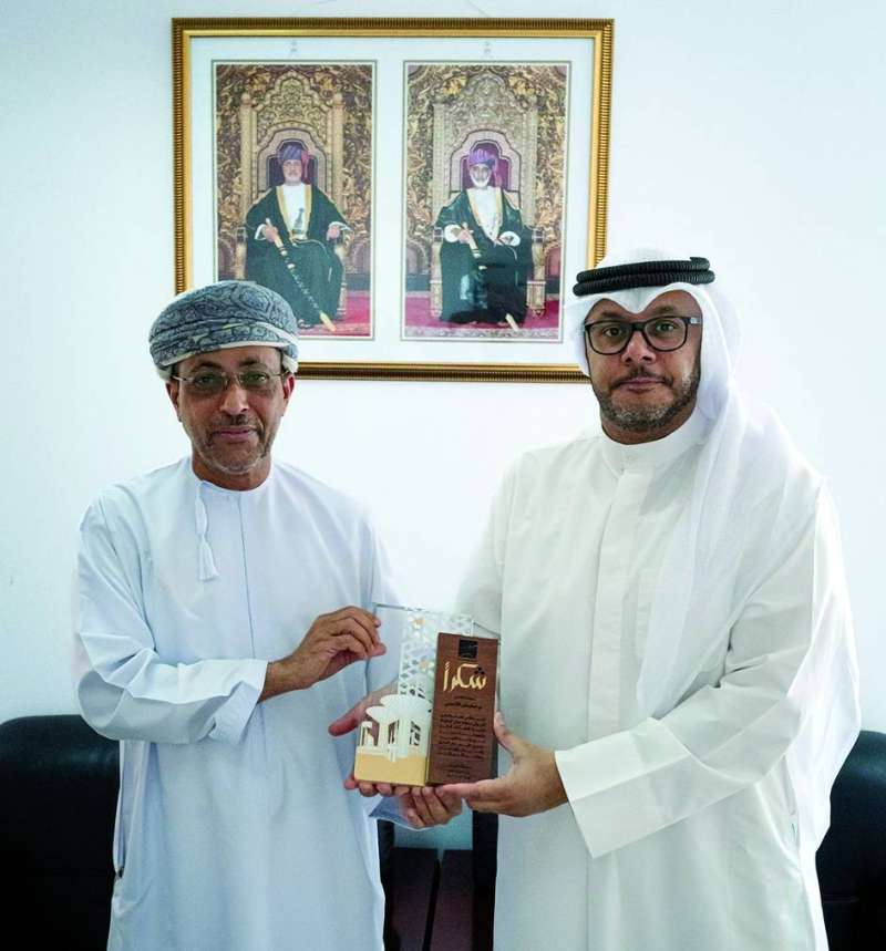 تكريم مدير عام صون الطبيعة في هيئة البيئة العُمانية سليمان الأخزمي