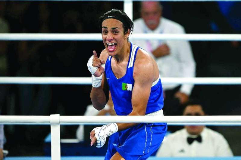 الملاكمة الجزائرية إيمان خليف محتفلة بالفوز
(أ ف ب)