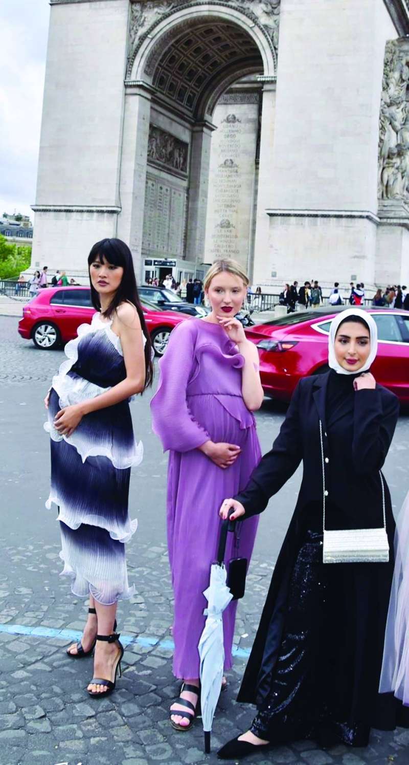 أبرار العطار مع عارضتين