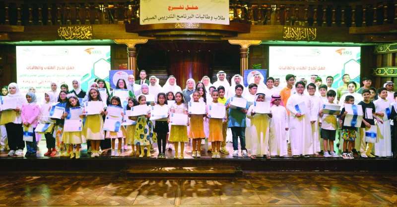 


الطلبة المكرمون في لقطة جماعية مع مسؤولي البرنامج التدريبي الصيفي 	(تصوير سعود سالم) 