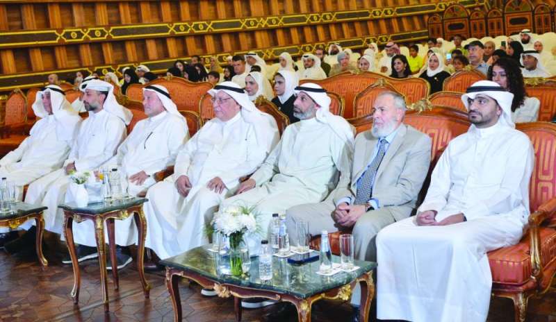 


 زهير المطوع في مقدم الحضور 