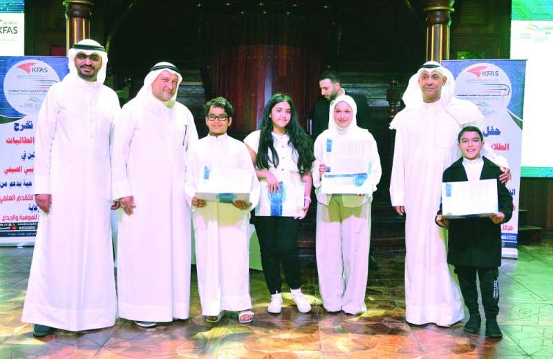 


جانب من تكريم بعض الطلبة 