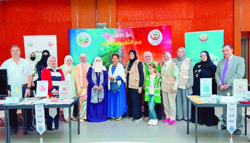 


شيخة العبدالله وعبير البحوه تتوسطان المشاركين في الحملة 